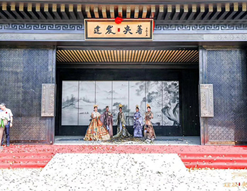 【建發(fā)·央著】國境盛啟，誰在為世界立著？！